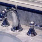 Single handle vs two handle bathroom faucet